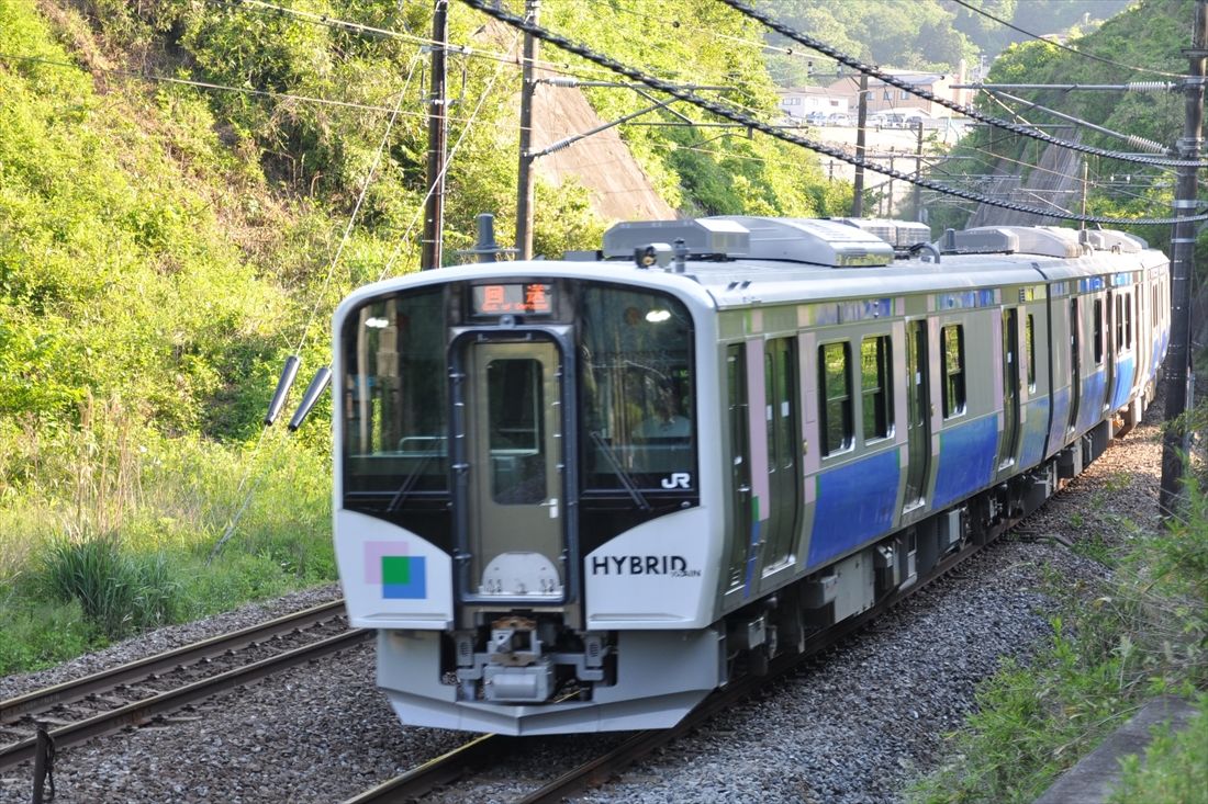 JR東日本の仙石東北ライン用ハイブリッド車両HB-E210系（編集部撮影）