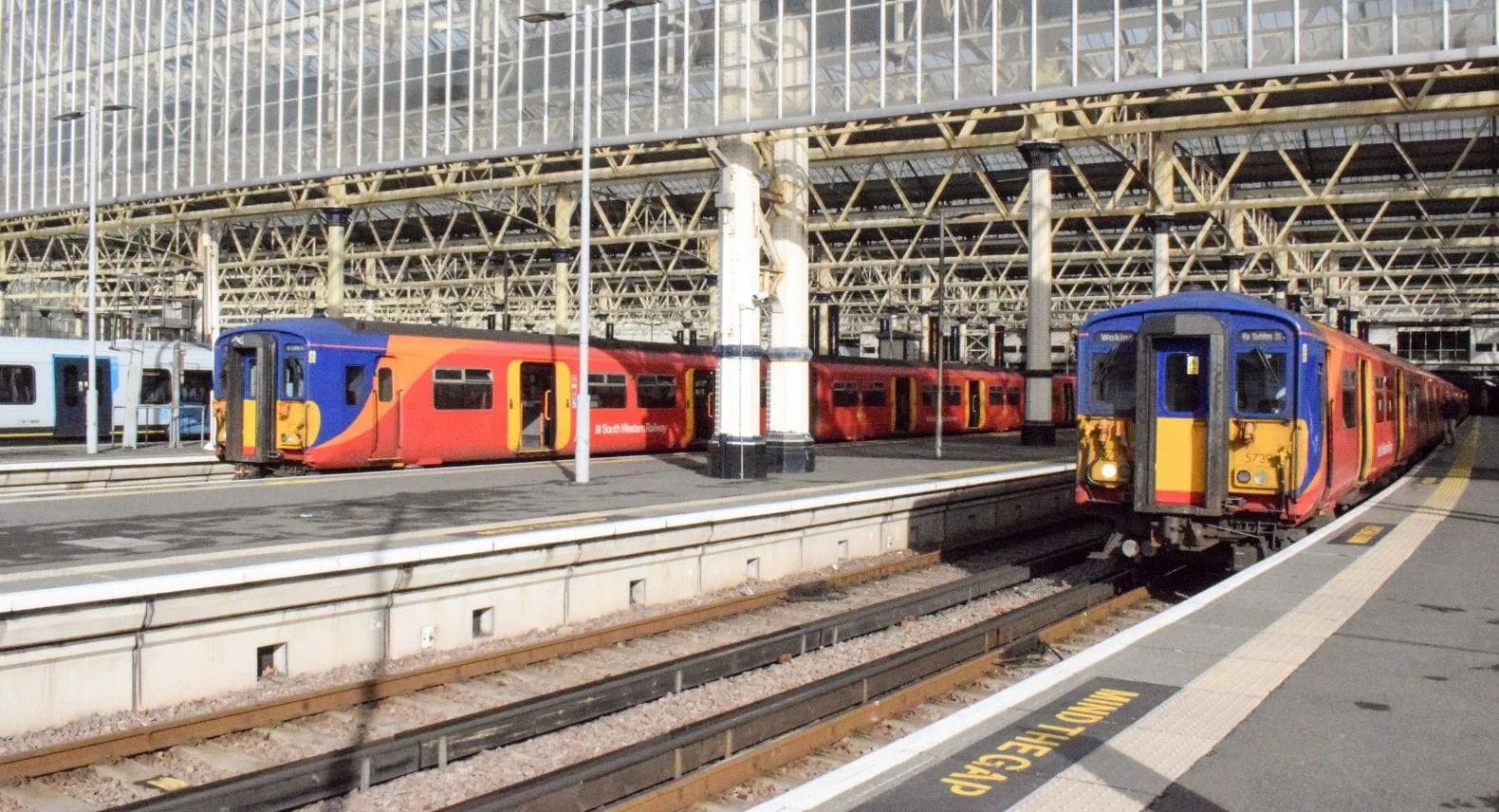 ロンドン・ウォータールー駅に並んだサウス・ウェスタン鉄道のクラス455（写真：South Western Railway）