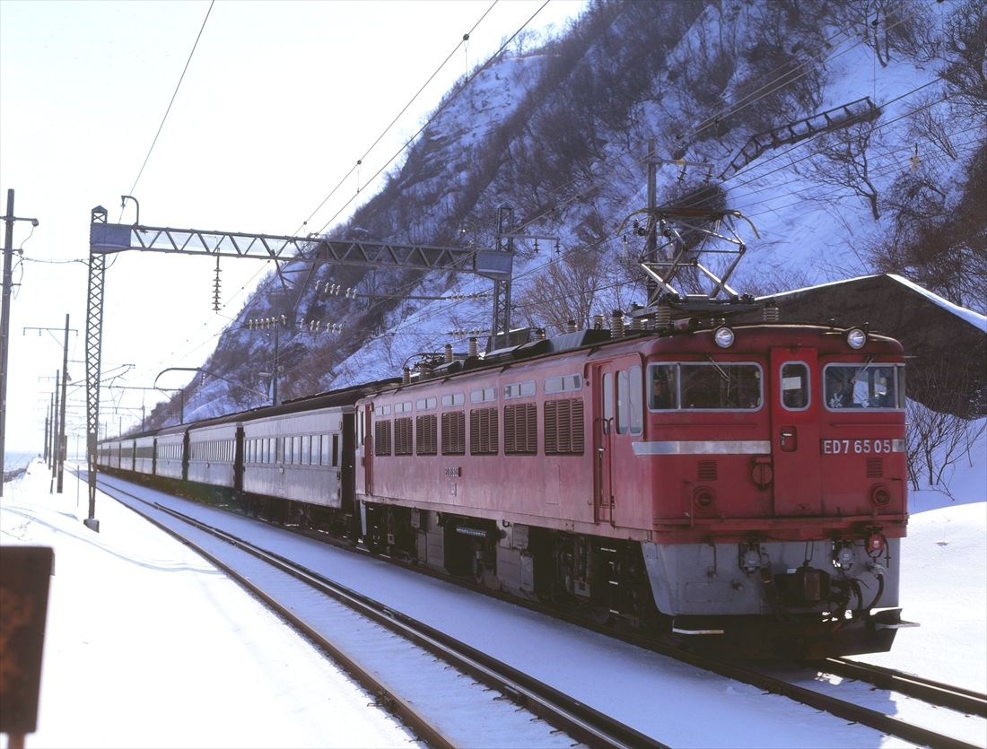 銭函付近を走るED76形500番代牽引の旅客列車（撮影：南正時）