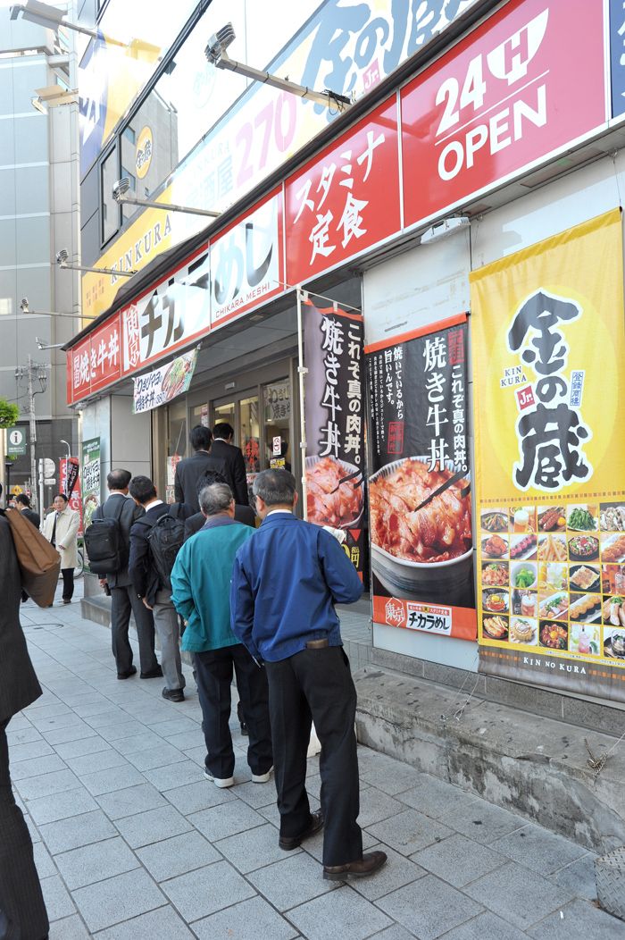 かつて大量出店で話題となった「東京チカラめし」も三光マーケティングフーズが運営。現在は「大阪日本橋店」のみ営業中（ほかに「東京チカラめし食堂」名義で1店舗あり）。写真は2016年閉店の人形町店。金の蔵も同じビルに入居していた（2011年11月25日、東洋経済記者撮影）