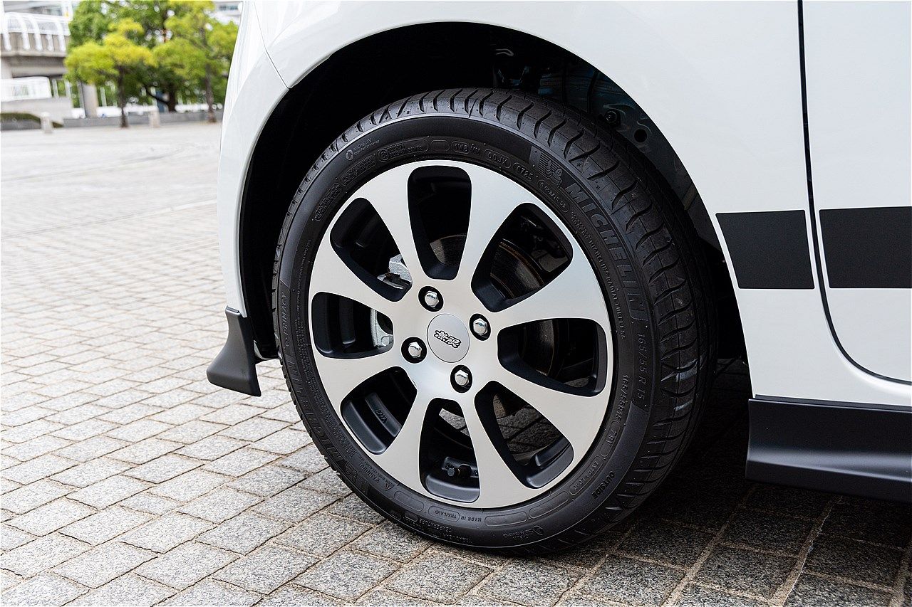 無限パーツを装着したホンダ「N-ONE e:」（写真：三木 宏章）