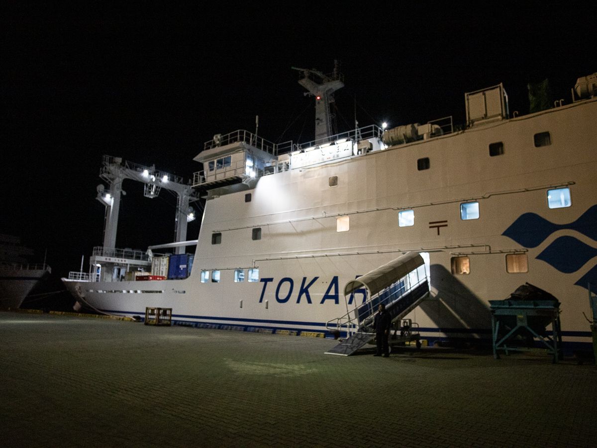 悪石島へは、鹿児島港を深夜23時に出発する週二便のフェリーでしかアクセスできない（筆者撮影）