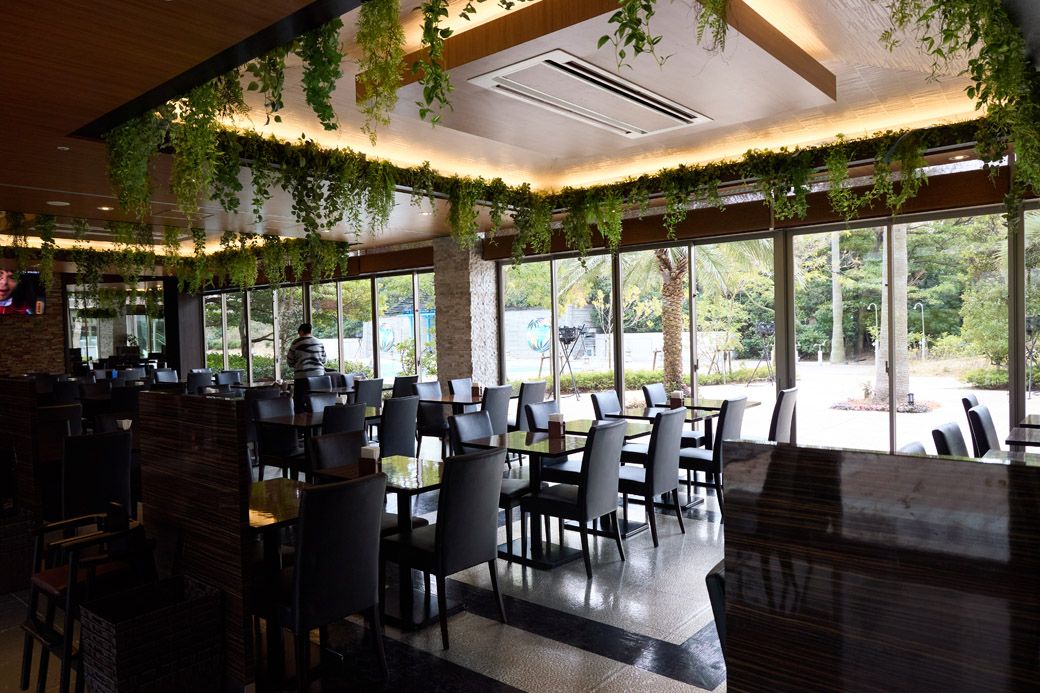 席数の多いレストランの時間はゆったりと流れていた（写真：筆者撮影）