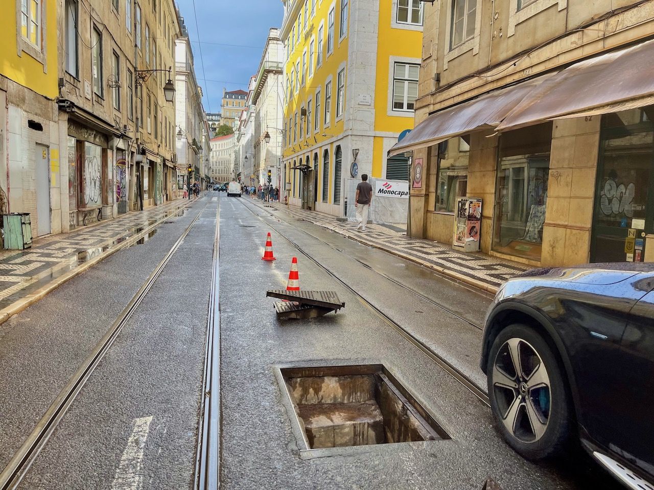 車も入り口ギリギリを通り過ぎていく（写真：筆者撮影）