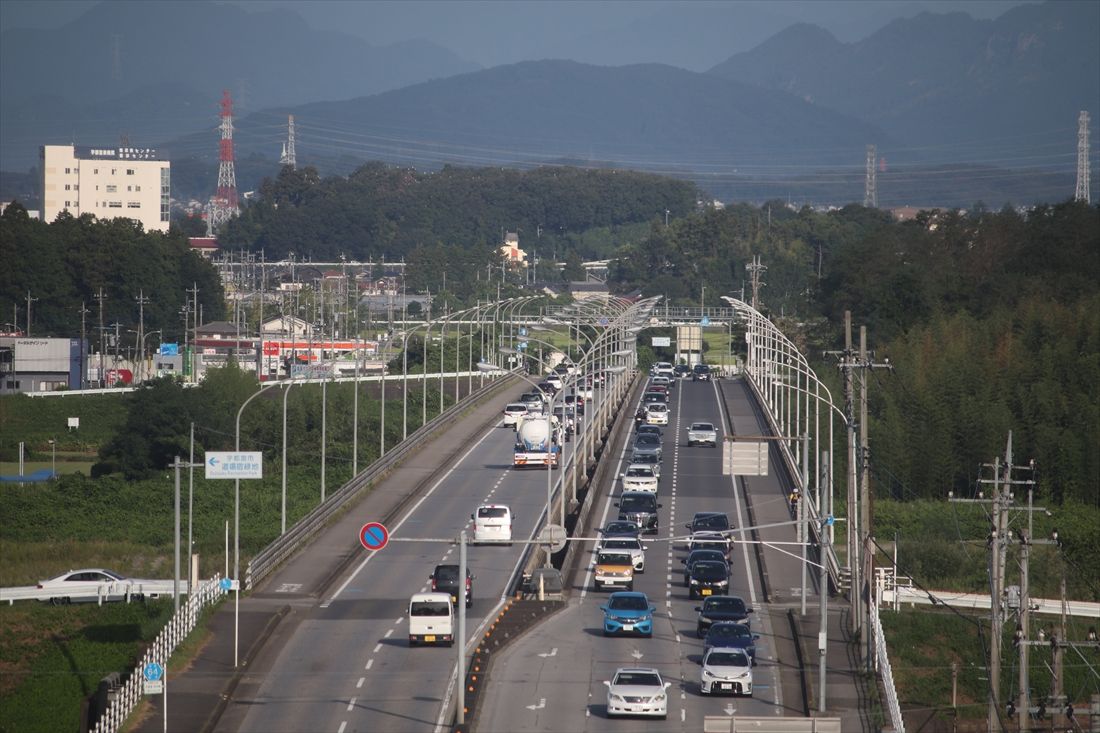 ライトライン開業から2年近くが過ぎた柳田大橋（2025年8月18日6時52分）。渋滞が緩和されている（筆者撮影）