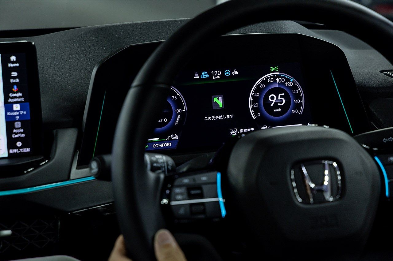 ホンダ量販モデル初のハンズオフ機能を搭載した「アコード e:HEV Honda SENSING 360＋」（写真：三木 宏章）