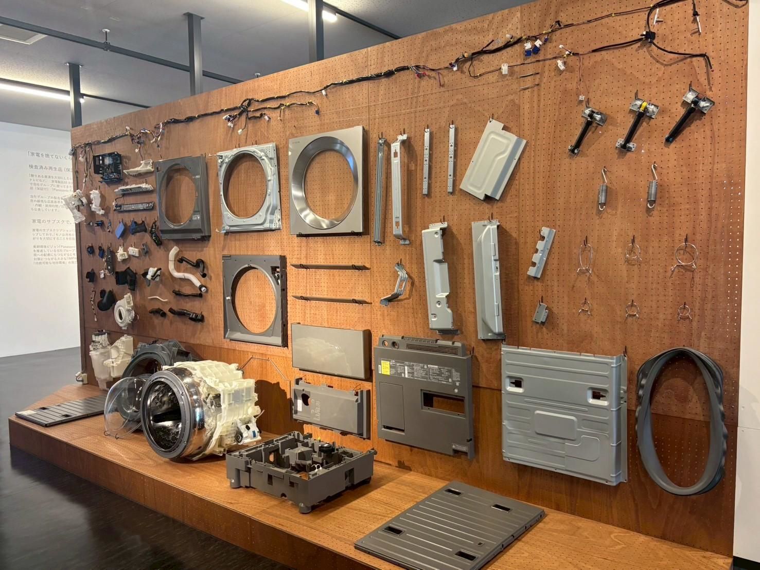 ドラム式洗濯機の分解展示（写真：筆者撮影）