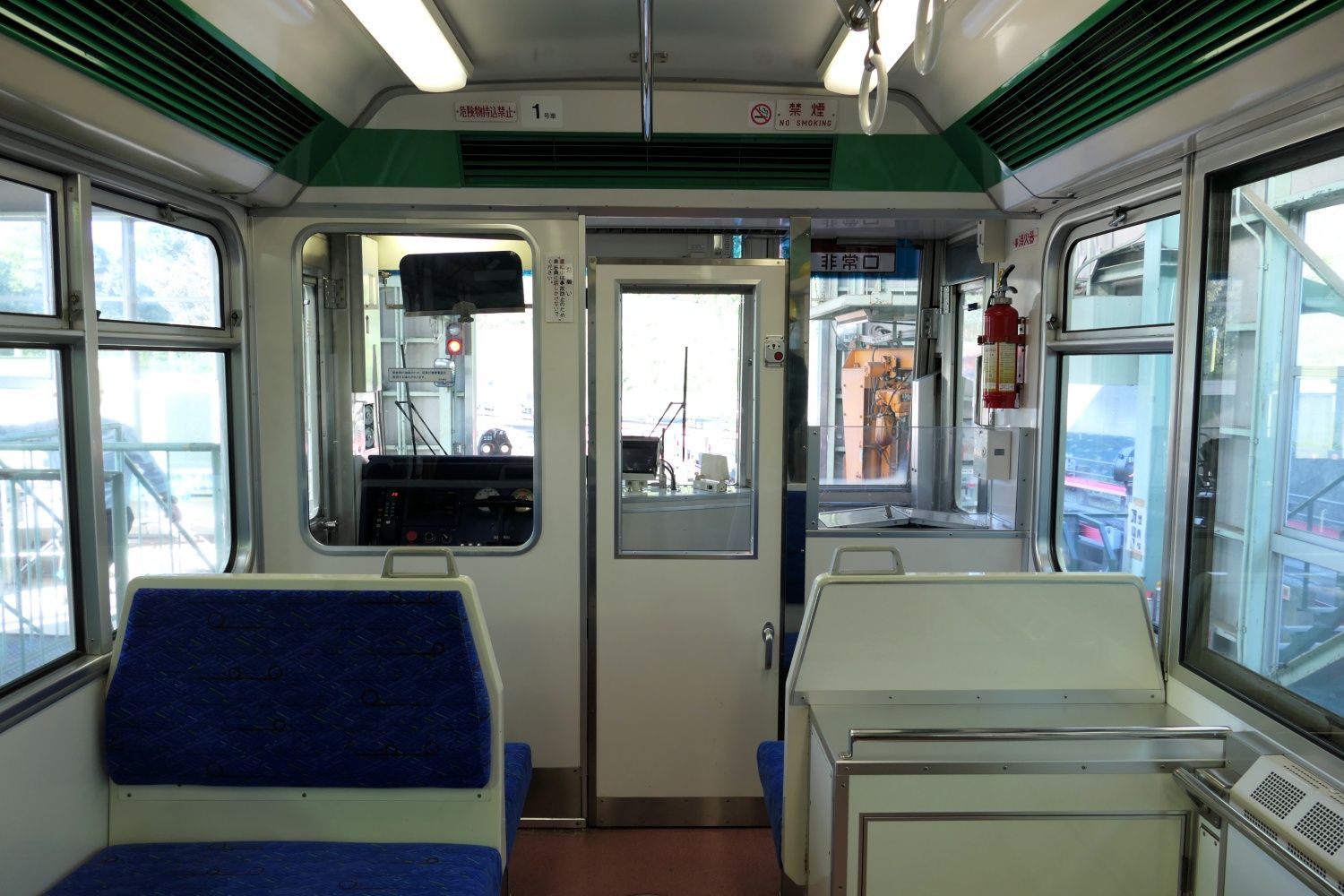 乗務員室と客席の間の仕切りは開放的なデザインだ（記者撮影）