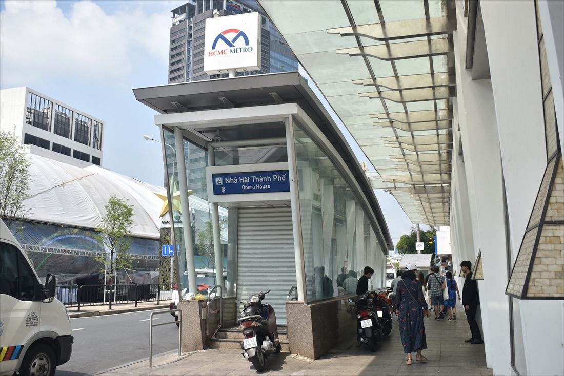 ホーチミン1号線オペラハウス駅の入口（筆者撮影）