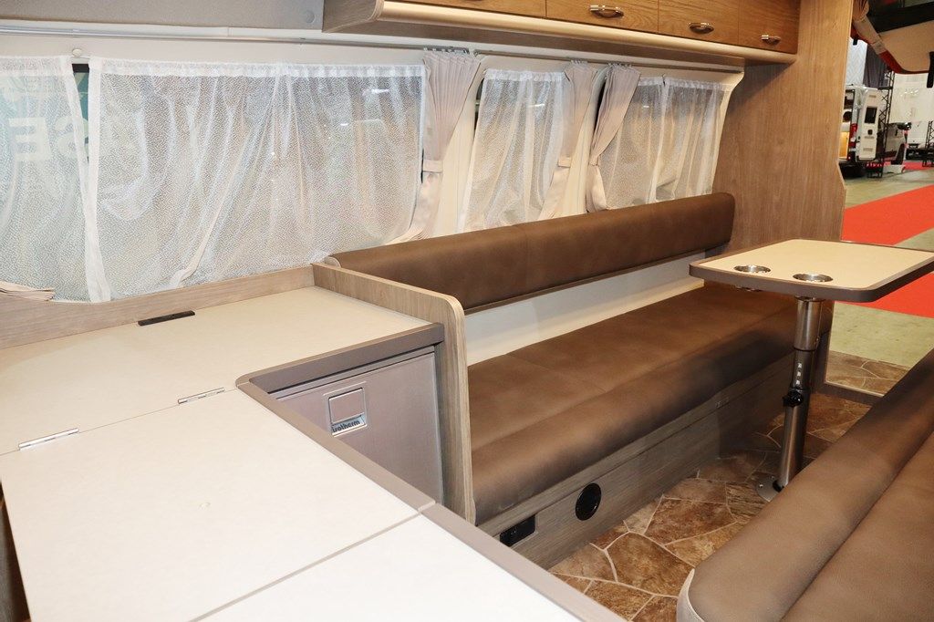 新型キャンピングカー「レクビィ プラスリビン」のライトタイプ（写真：筆者撮影）