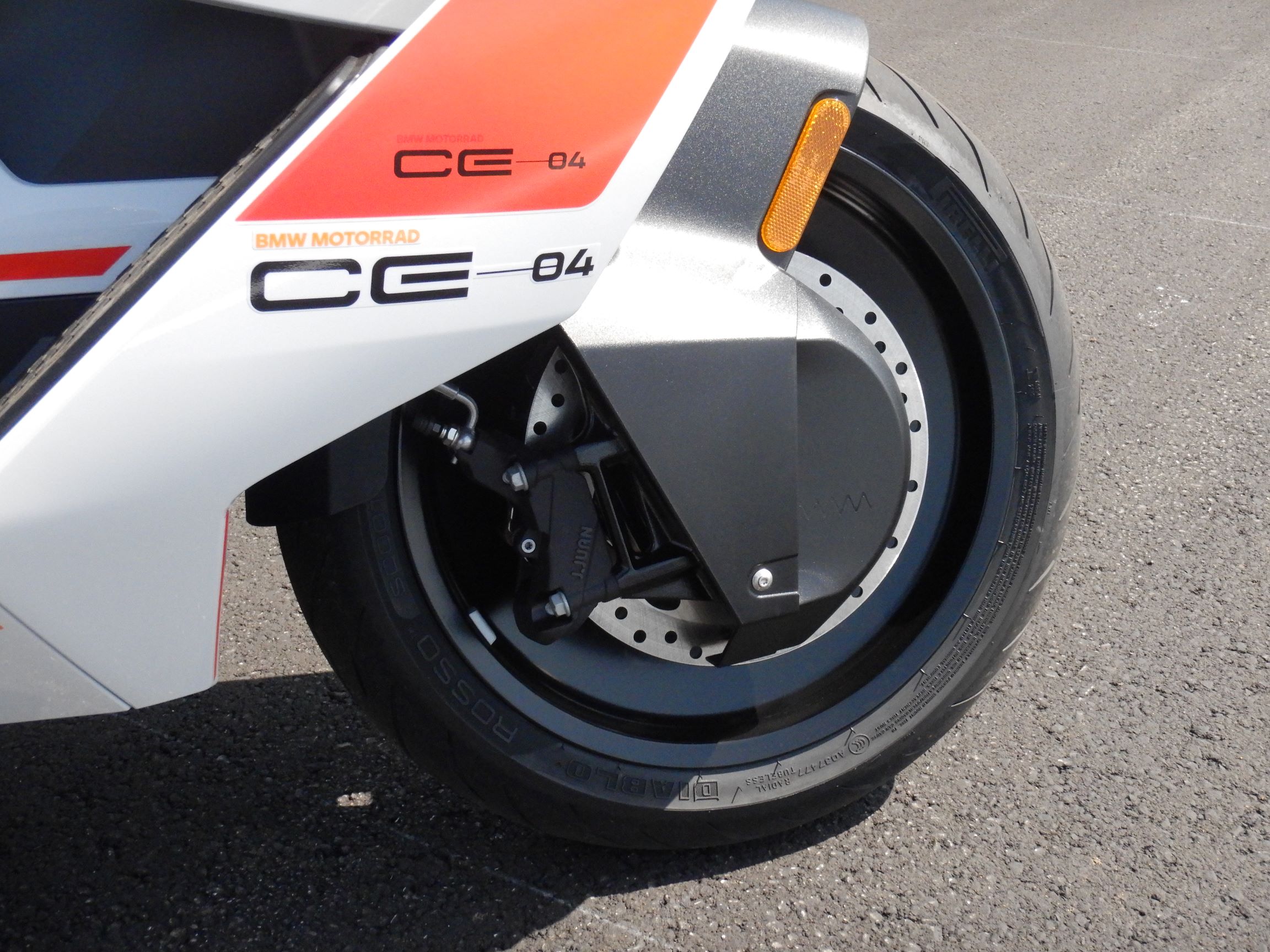 BMW「CE04」（筆者撮影）