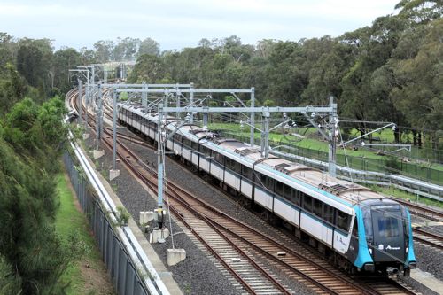 郊外を行く2019年に開通したシドニーのメトロは無人運転（筆者撮影）