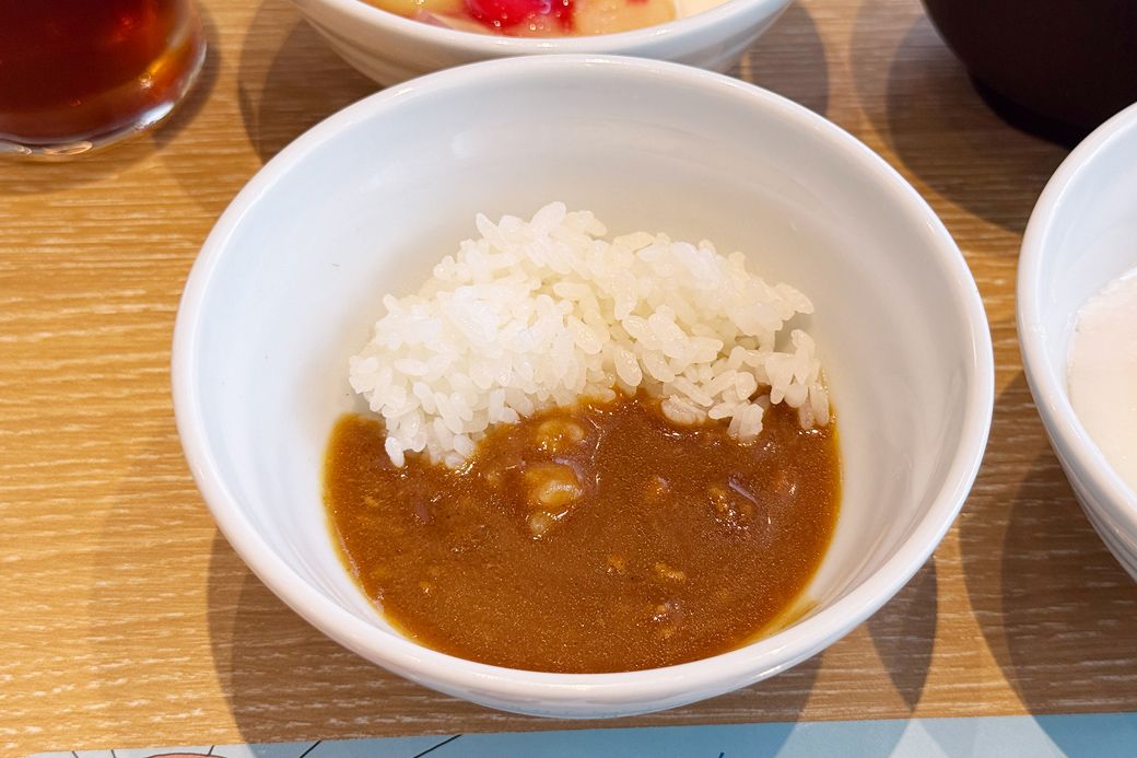 一見すると普通のカレー。一口食べると独特のスパイスがおいしい、レストランの味が広がる（筆者撮影）
