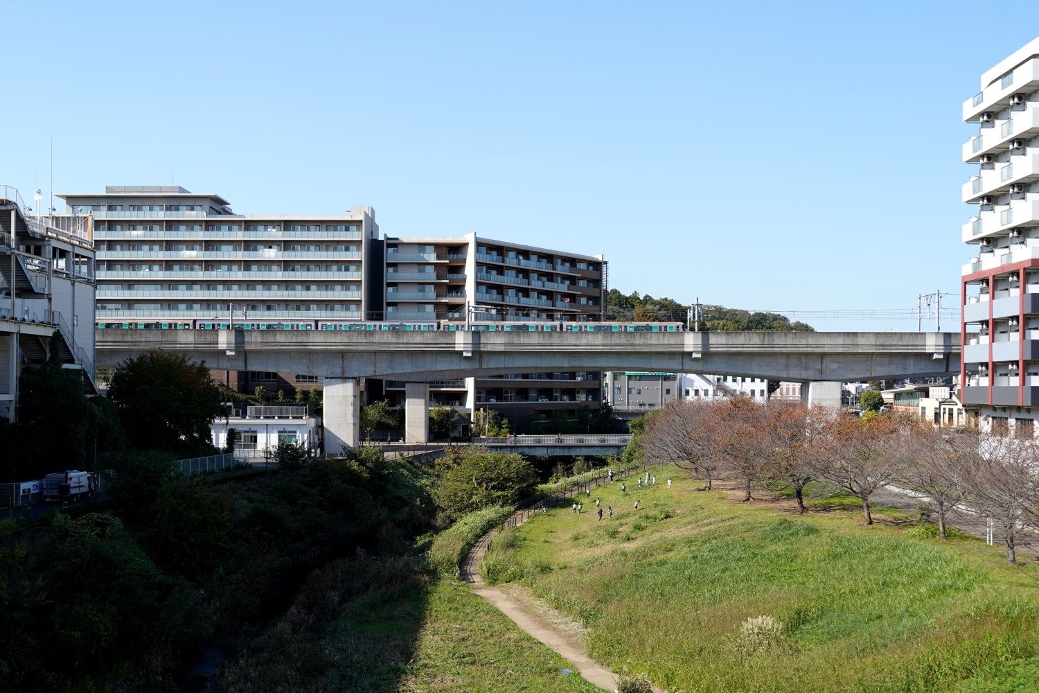 早渕川を渡るグリーンライン日吉行き（筆者撮影）