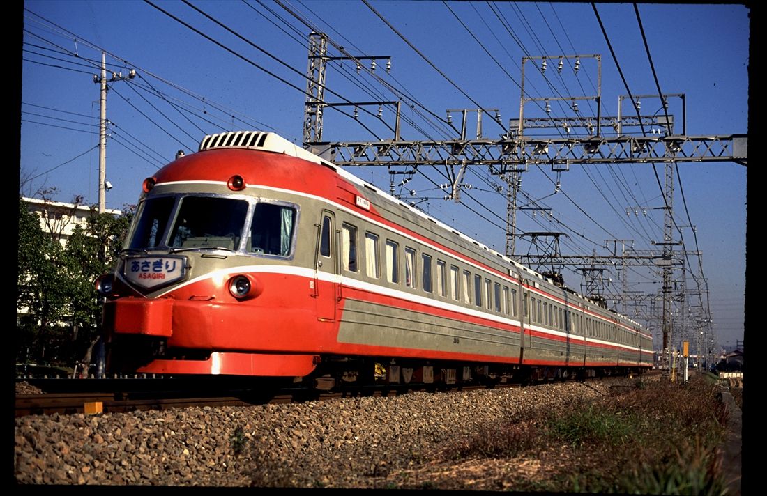 Super Express SE車がデビューしたとき、その姿を初めて見た当時の人々はその斬新な姿に驚いたであろう。私もすっかり魅せられた（撮影：南正時）