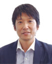 小出  周作 氏